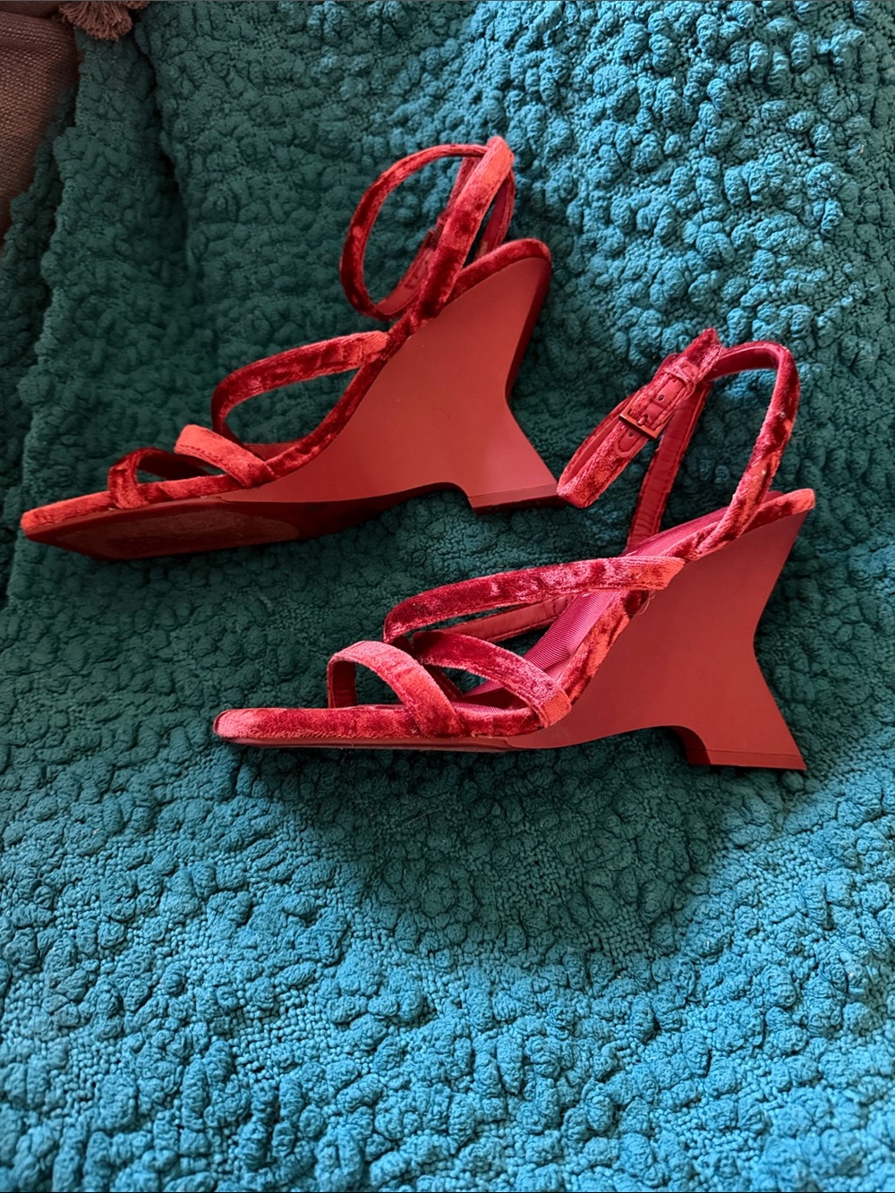 Gianni Bini wine red velvet strappy block heel sandals - Picture 2 of 4